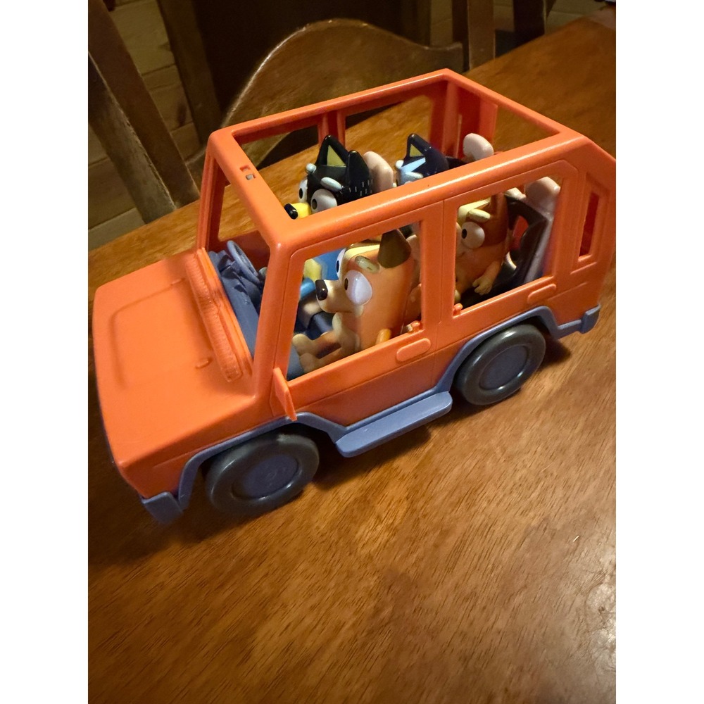 Bluey Heeler Family 4WD Vehicle SUV with 4 Figures Bandit Chilli Bingo Toy Car